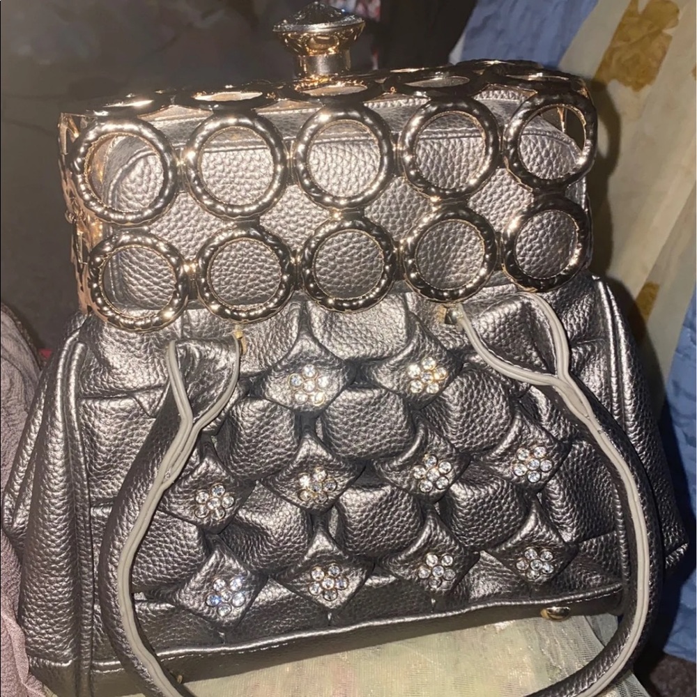 New with tag grey color fancy purse
Short with long strep .